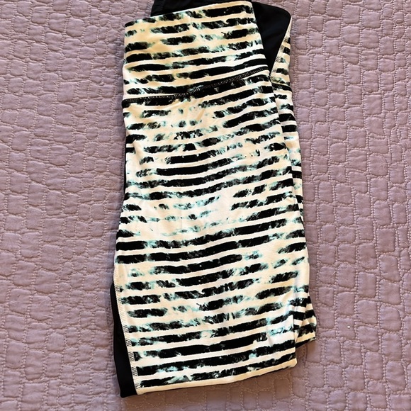 FIVE Pairs of Women's Small Leggings - Patterns along with Blue, Magents - Picture 5 of 6